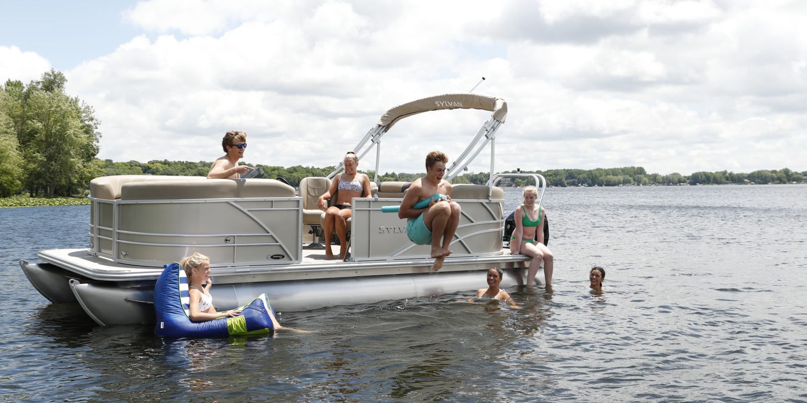 メガボンビー 8522 Cruise - Luxury Pontoon Boat - Sylvan Marine